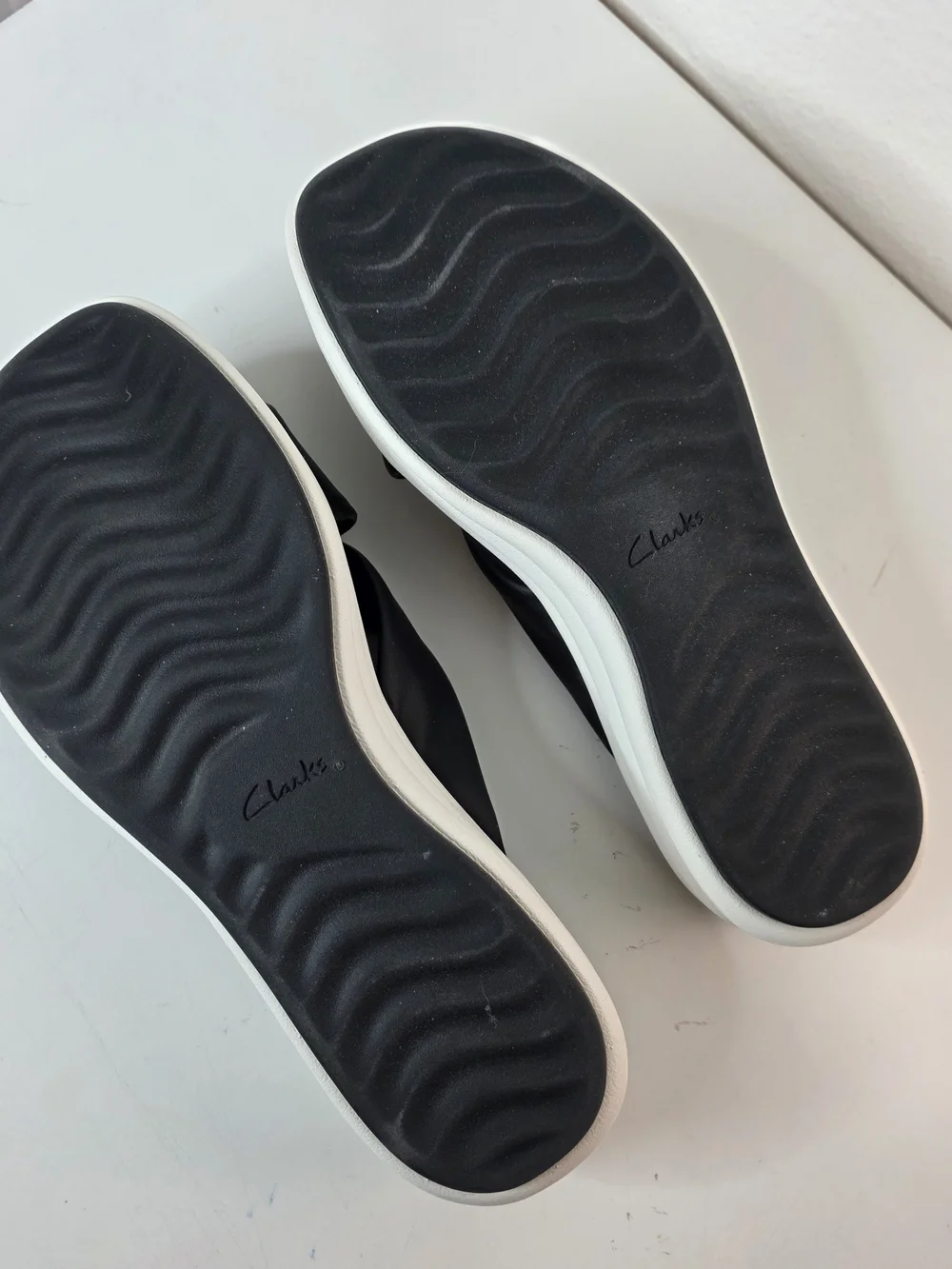 Clarks Cloudsteppers Cushionfit Black & White Thong Comfort Sandals Size 8.5